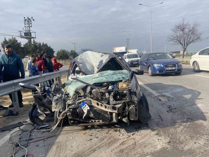 Bursa’da Otomobil, Kamyonete Çarptı: 3 Yaralı