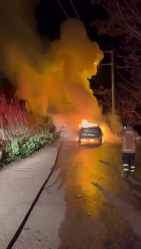 Bursa’da Seyir Halindeki Otomobil Alev Alev Yandı