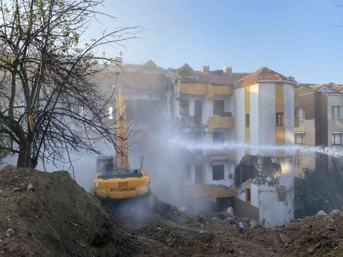 Büyükçekmece’de Kentsel Dönüşümü Yapılan 32 Yıllık Binanın Taşıyıcı Kolonlarından Deniz Kabukları Çıktı