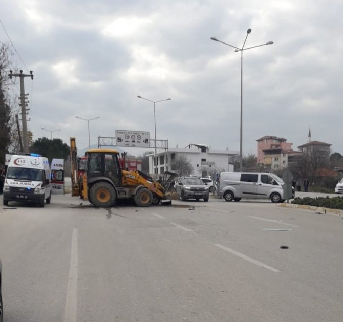 Kepçe İle Çarpışan Otomobil Hurdaya Döndü: 2 Yaralı