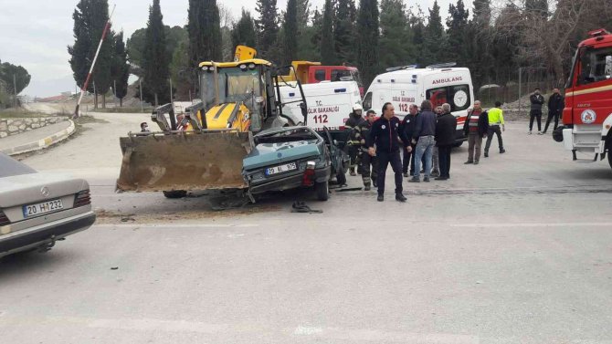 Kepçe İle Çarpışan Otomobil Hurdaya Döndü: 2 Yaralı