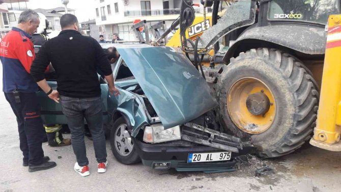 Kepçe İle Çarpışan Otomobil Hurdaya Döndü: 2 Yaralı