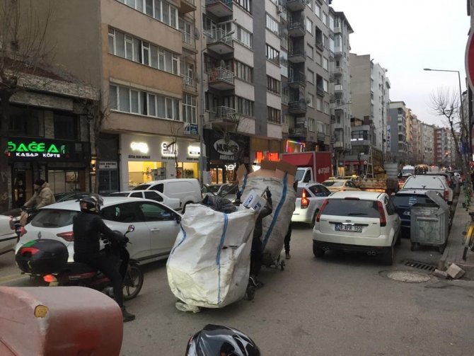 Kâğıt Toplayıcı Çocuklar Trafiktekileri İsyan Ettirdi