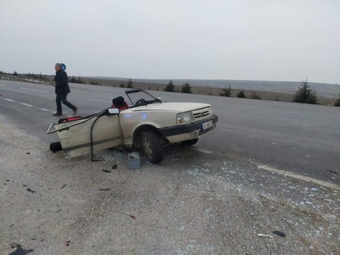 Cipin Çarptığı Tofaş Otomobil Ortadan 2’ye Ayrıldı