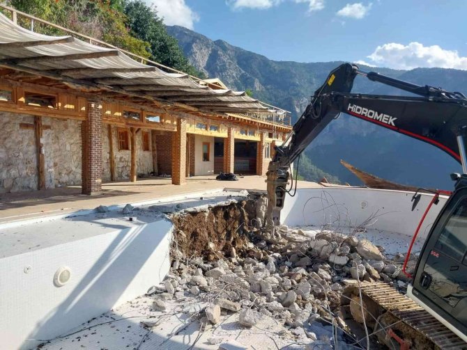 Fethiye’deki Kaçak Yapılar Yıkıldı