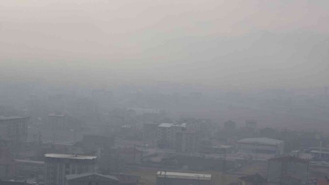 Yüksekova’da Yoğun Sis: Görüş Mesafesi 10 Metreye Kadar Düştü