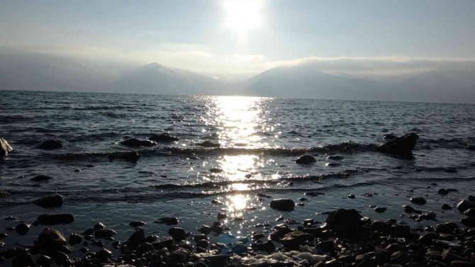 Çıldır Gölünde Şaşırtan Durum: Göl Donmadı