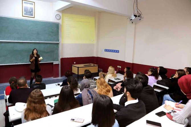 Adü’de ’Anla-anlat-tartış Seminerleri’ Devam Ediyor