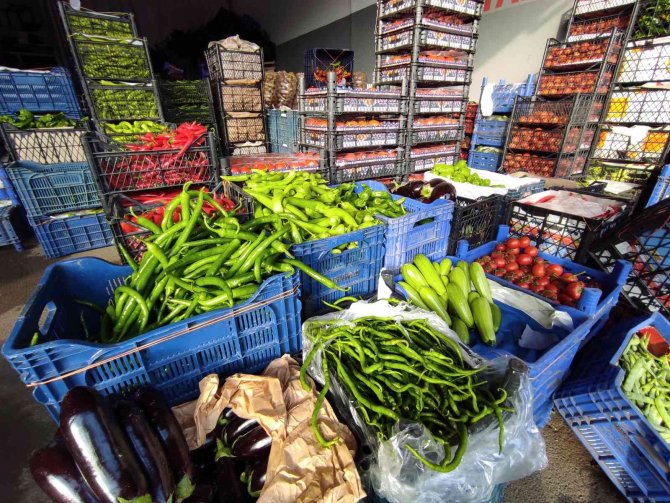 İ̇stanbul’daki Meyve Ve Sebze Tezgahlarında Bolluk Yaşanıyor