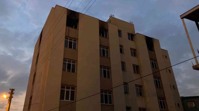 İ̇zmir’de Eski Yurt Binasında Korkutan Yangın