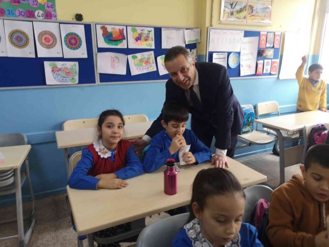 "Balık Sağlıktır, Balık Başarıdır" Sloganıyla Öğrencilere Balık Ekmek Dağıtıldı