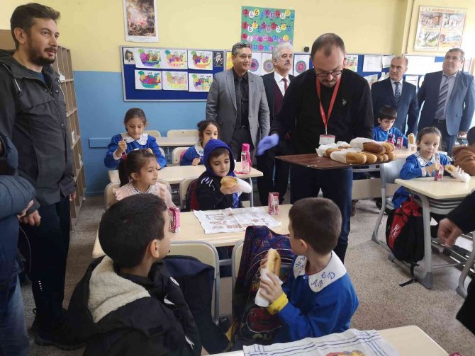 "Balık Sağlıktır, Balık Başarıdır" Sloganıyla Öğrencilere Balık Ekmek Dağıtıldı