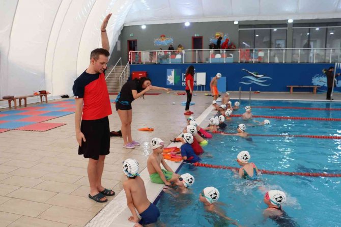 İ̇zmit’te Minikler Yüzücü Olabilmek İçin Çalışıyor