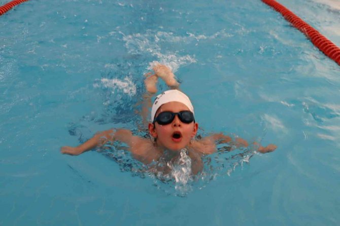 İ̇zmit’te Minikler Yüzücü Olabilmek İçin Çalışıyor