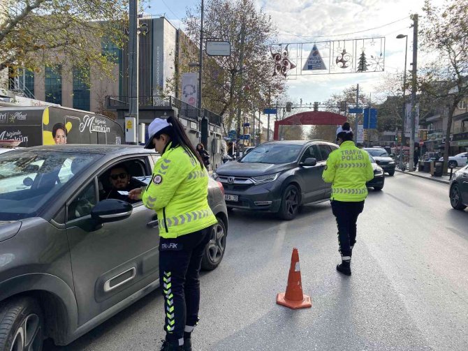 Kadıköy’de Emniyet Kemeri Takmayan Sürücüler Polisin Dronuyla Tespit Edildi
