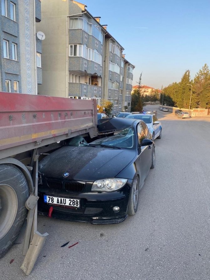 Otomobil Park Halindeki Tırın Altına Girdi: 2 Yaralı
