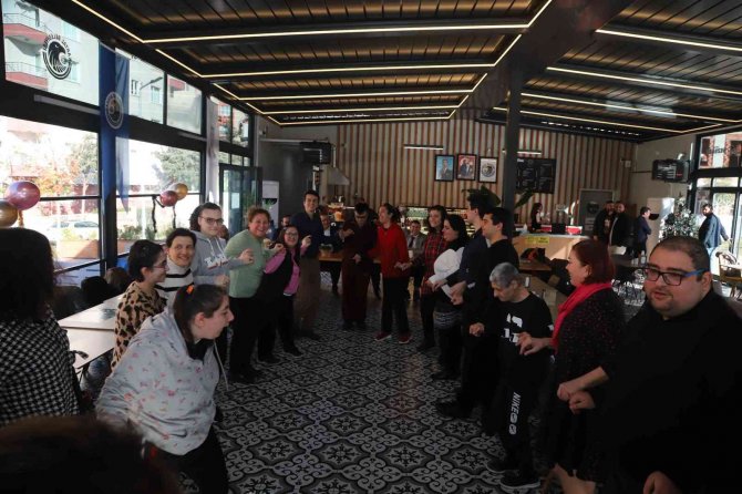 Kartal’da Engelsiz Üretim Atölyesi Öğrencileri Yeni Yılı Kutladı