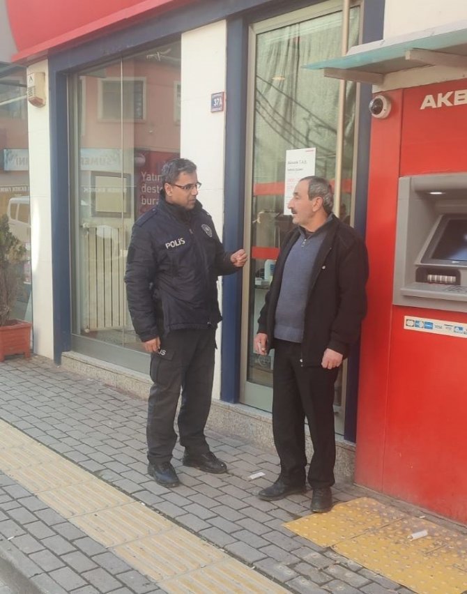 Kastamonu’da Yaşlı Vatandaşı Dolandırılmaktan Polis Ekipleri Kurtardı