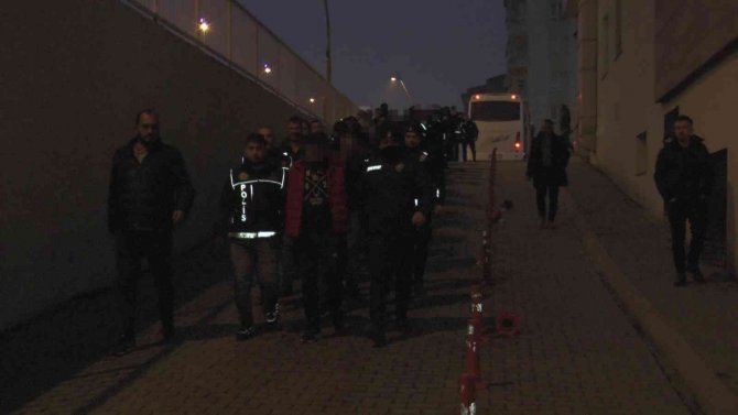 ’Kökünü Kurutma Operasyonu’nda Yakalanan Zehir Tacirleri Adliyeye Sevk Edildi