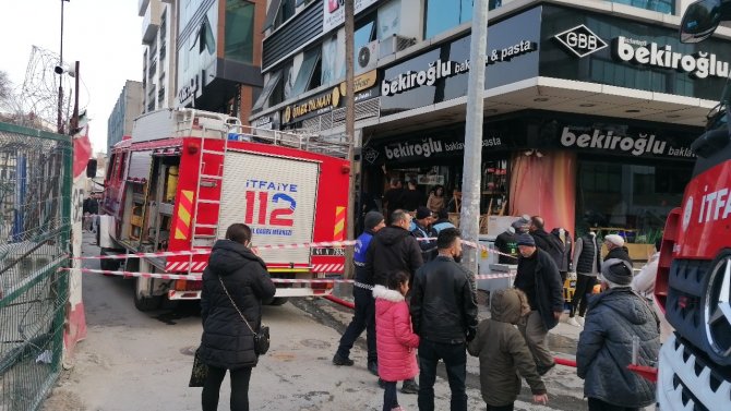 Klima Motorundan Çıkan Yangın İş Hanını Dumana Boğdu