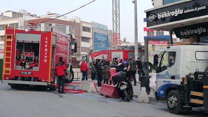 Klima Motorundan Çıkan Yangın İş Hanını Dumana Boğdu