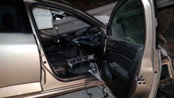 Kontrolden Çıkan Otomobil Bariyerlere Ok Gibi Saplandı: 2 Yaralı