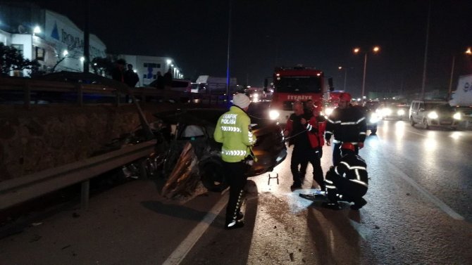 Kontrolden Çıkan Otomobil Bariyerlere Ok Gibi Saplandı: 2 Yaralı