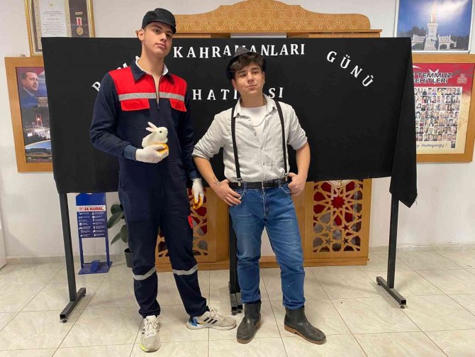 Kütahya Borsa İ̇stanbul Anadolu Lisesi’nde,” Roman Kahramanları Günü” Etkinliği