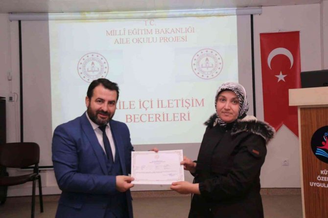 Kütahya’da “Aile Okulu” Eğitimlerine Rekor Katılım