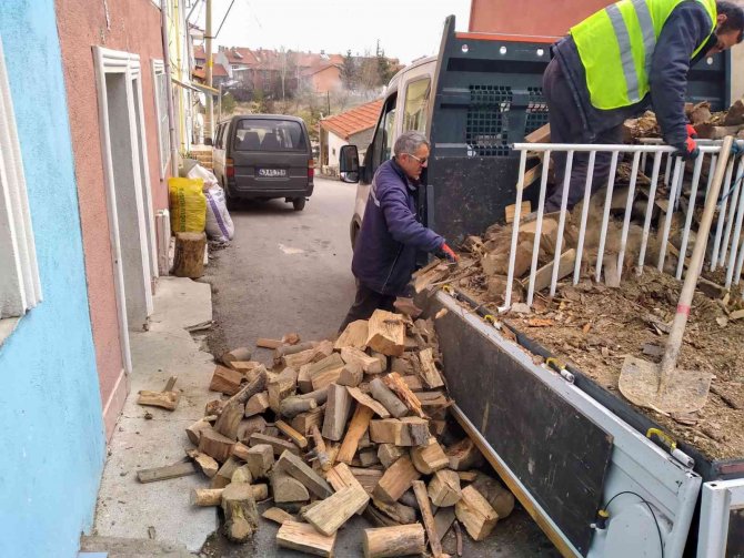 Kütahya’da İhtiyaç Sahiplerine Yakacak Yardımı