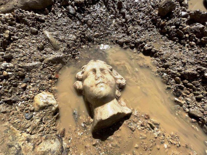 Kütahya’da ’Eros’, ’Dionysos’ Ve ’Herakles’ Heykel Başları Bulundu