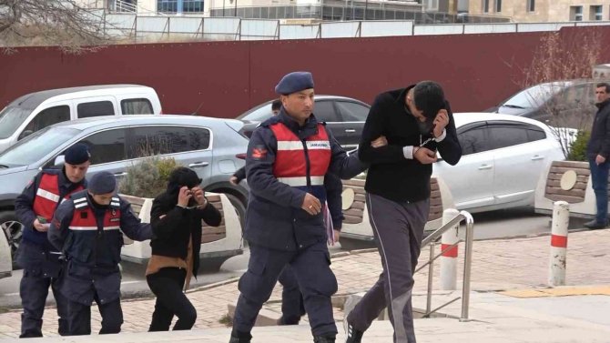 Çaldıkları Kalorifer Peteklerini Satamadan Yakalandılar