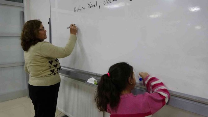 56 Yaşında Anne Oldu, 63 Yaşında Okuma Yazma Kursuna Başladı