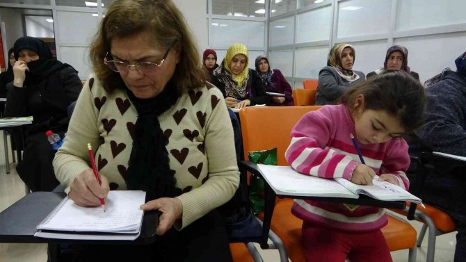 56 Yaşında Anne Oldu, 63 Yaşında Okuma Yazma Kursuna Başladı