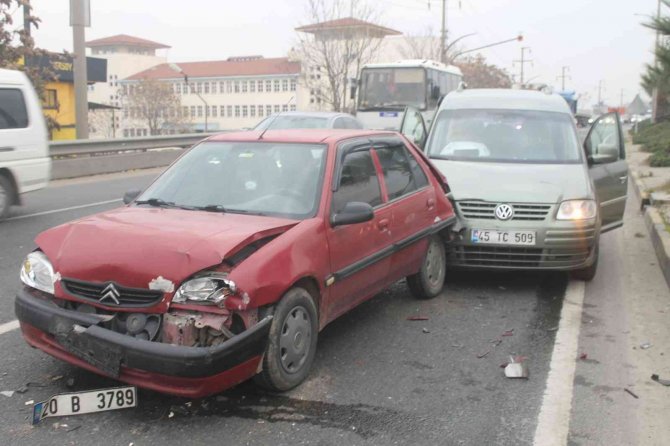 Turgutlu’da Zincirleme Kaza: 2 Yaralı