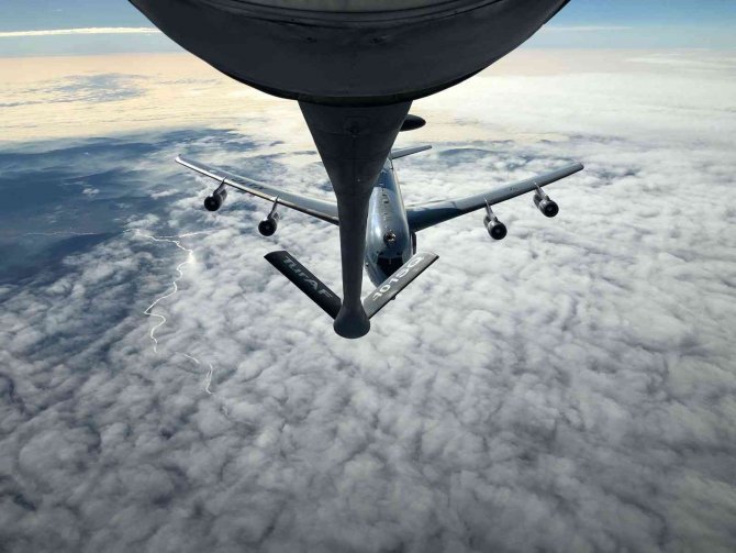 Nato’ya Ait E-3a Awacs Uçağına Yakıt İkmali
