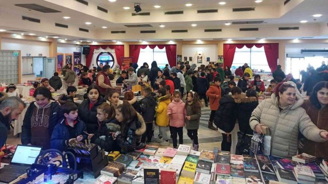 Altınova Belediyesi 2. Kitap Fuarı’na Yoğun İlgi