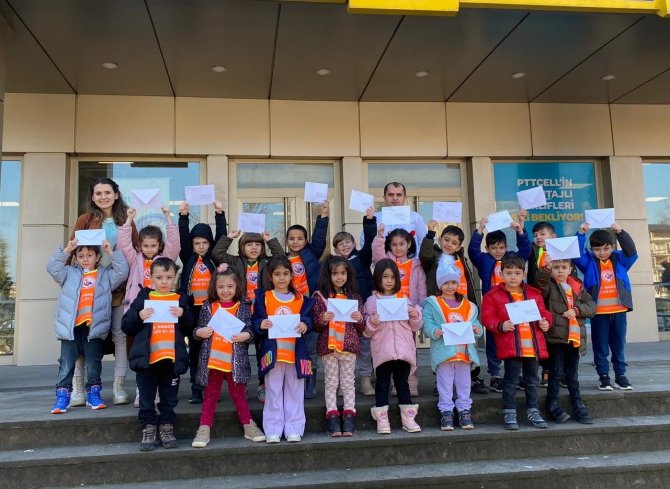 Miniklerden Ailelerine Yılbaşı Kartı