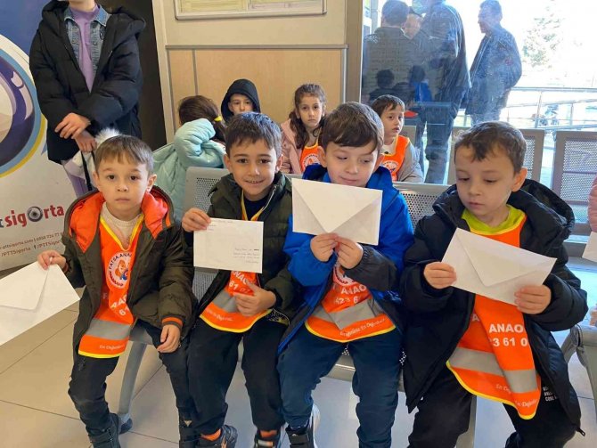 Miniklerden Ailelerine Yılbaşı Kartı