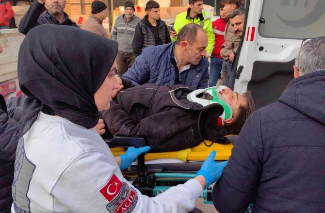 Park Halindeki Kamyonete Çarpan Sürücü Ağır Yaralandı