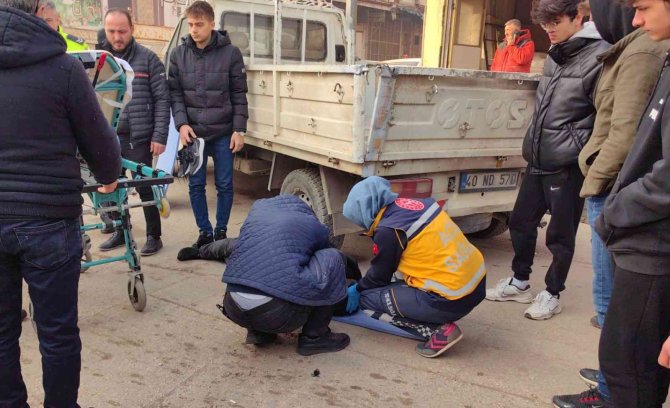 Park Halindeki Kamyonete Çarpan Sürücü Ağır Yaralandı
