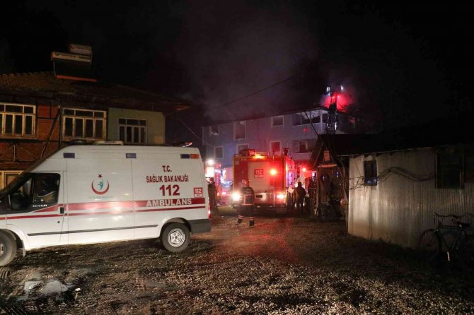Alevlere Teslim Olan Çatıyı Söndürmeye Çalışırken Üzerine Moloz Düştü