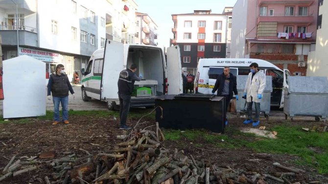 Sandık İçerisinde Kokmuş Erkek Cesedi Bulundu