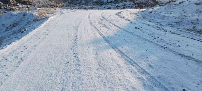 Siirt’te Kar Yolları Kapattı, Ekipler Hasta Çocuk İçin Seferber Oldu