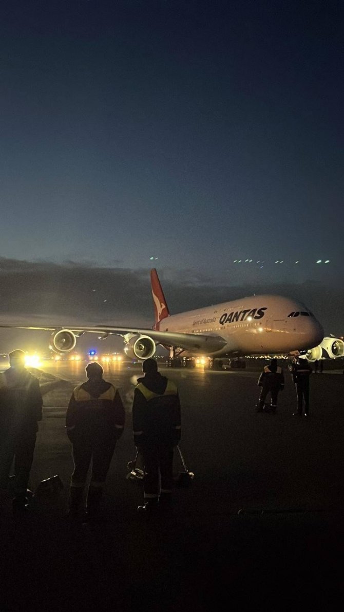 Singapur-londra Uçağı Bakü’ye Acil İniş Yaptı