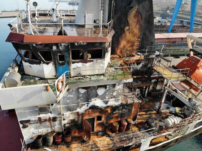 Sinop Açıklarında Yanan Gemi, Ünye Tersanesi’ne Çekildi