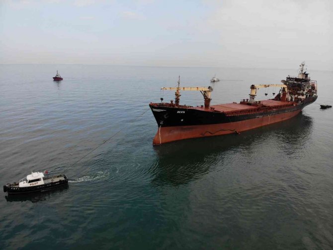 Sinop Açıklarında Yanan Gemi, Ünye Tersanesi’ne Çekildi