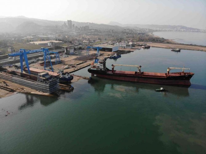 Sinop Açıklarında Yanan Gemi, Ünye Tersanesi’ne Çekildi