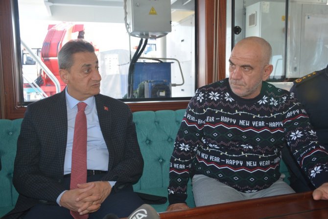 Balıkçılar Yanan Geminin Mürettebatını Kurtarma Anlarını Anlattı