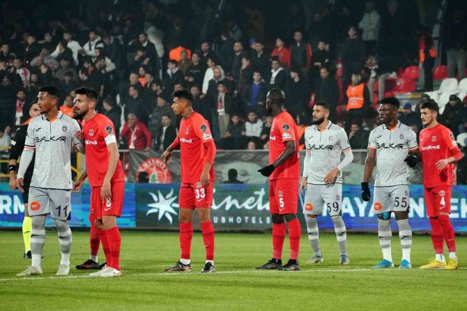 Spor Toto Süper Lig: Ümraniyespor: 1 - Medipol Başakşehir: 1 (İ̇lk Yarı)
